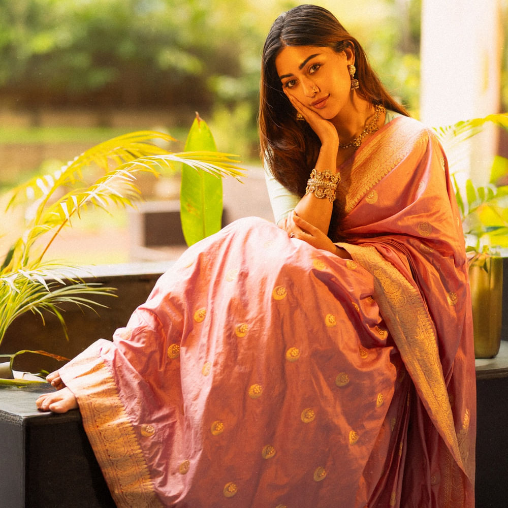 ప్రస్తుతం అను చేతిలో పెద్దగా చెప్పుకోదగ్గ సినిమాలు లేవు. దాంతో సోషల్ మీడియాలోనే ఎక్కువ సమయం గడుపుతుంది ఈ చిన్నది. తాజాగా అను ఇమ్మాన్యుయేల్ షేర్ చేసిన ఫోటోలు సోషల్ మీడియాలో వైరల్ గా మారాయి.