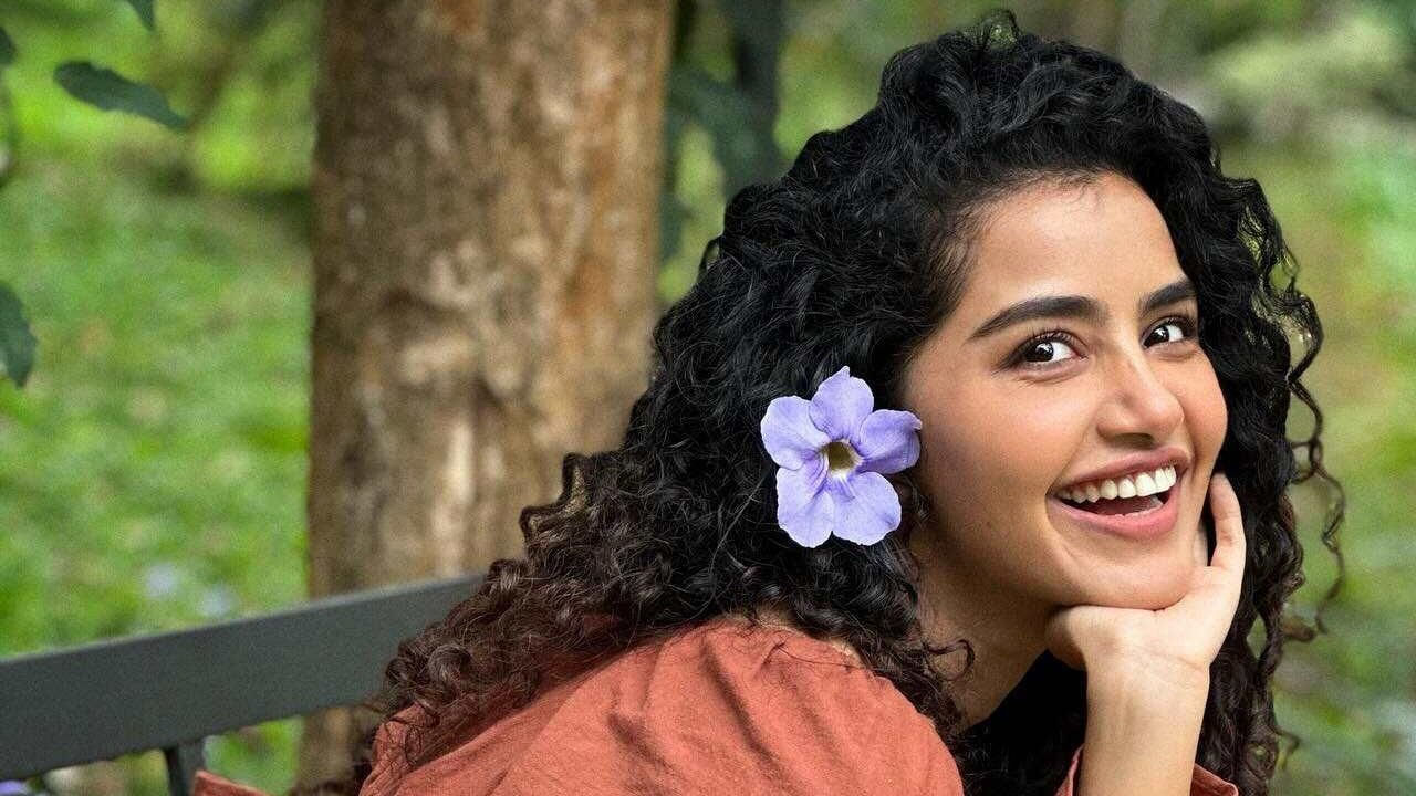 ఇక ఎప్పుడూ సోషల్ మీడియాలో చాలా యాక్టివ్‌గా ఉండే ఈ బ్యూటీ, బ్లాక్ అండ్ వైట్ జీన్స్‌లో తన అందంతో ఆగం చేస్తూ.. కంటి చూపుతోనే కుర్రకారు మనసుదోచేస్తుంది. మరి మీరు కూడా ఈ ఫొటోస్ పై ఓ లుక్ వేయండి.