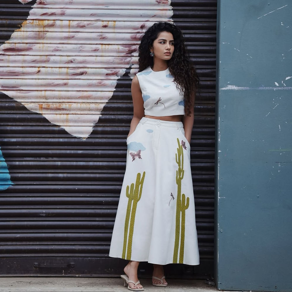 ఇదిలా ఉంటే.. తాజాగా అనుపమ సోషల్ మీడియాలో షేర్ చేసిన లేటేస్ట్ క్రేజీ ఫోటోస్ అందరి దృష్టిని ఆకర్షిస్తున్నాయి. సింపుల్ డ్రెస్ లో ఉంగరాల జుట్టుతో కవ్విస్తోంది ఈ ముద్దుగుమ్మ. కంటెంట్ ప్రాధాన్యత చూస్తూ.. విభిన్న కథలను ఎంచుకుంటూ ప్రేక్షకులను మెప్పిస్తుంది ఈ కేరళ కుట్టి. 