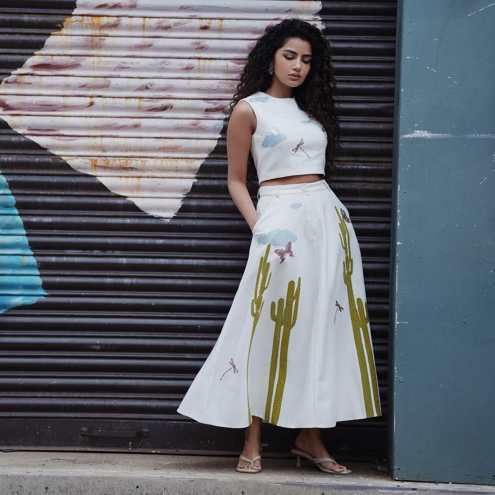 ప్రస్తుతం తెలుగు, తమిళం, మలయాళం భాషలలో చేతినిండా సినిమాలతో బిజీగా ఉన్న ఈ ముద్దుగుమ్మ.. తొలి సినిమా రిలీజ్ తర్వాత తనకు నటన రాదంటూ ట్రోలింగ్స్ చేశారని.. అప్పట్లో ఆ విమర్శలు చూసి ఎంతో బాధపడ్డానని తెలిపింది. తన ఆత్మవిశ్వాసాన్ని నమ్ముకున్నట్లు తెలిపింది. 