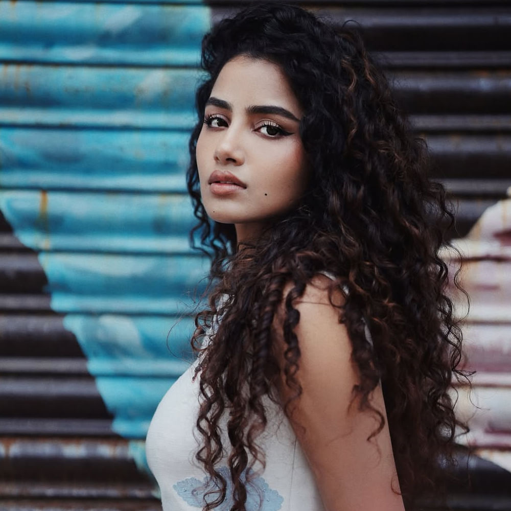 మొదటి సినిమాతోనే అందం, అభినయంతో కట్టిపడేసిన ఈ ముద్దుగుమ్మ.. ఆ తర్వాత బ్యాక్ టూ బ్యాక్ అవకాశాలు అందుకుంటూ తక్కువ సమయంలోనే స్టార్ డమ్ సంపాదించుకుంది. ఇప్పుడు తెలుగు, మలయాళంలో వరుస సినిమాల్లో నటిస్తూ ఫుల్ బిజీగా ఉంటుంది ఈ వయ్యారి.