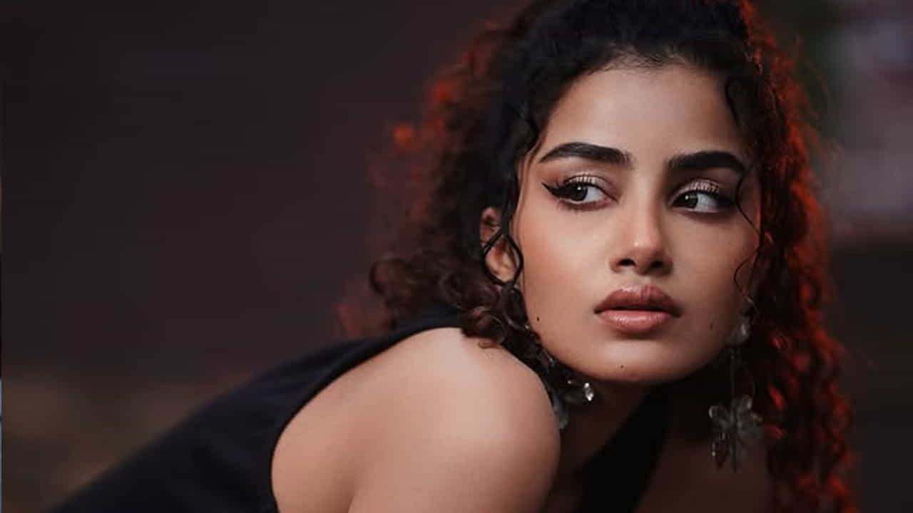 అందాల ముద్దుగుమ్మ అనుపమ పరమేశ్వరన్ గురించి ఎంత చెప్పినా తక్కుదే ఈ చిన్నది తాజాగా అదిరిపోయే లుక్లో కనిపించి, తన కిల్లింగ్ లుక్స్తో అందరినీ ఆకట్టుకుటుంది. ప్రస్తుతం దానికి సంబంధించిన ఫొటోస్ నెట్టింట తెగ వైరల్ అవుతున్నాయి
