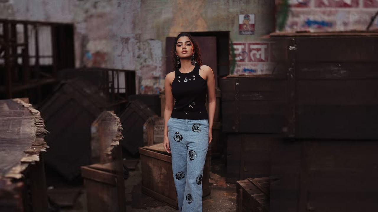 తెలుగులో ప్రేమమ్ మూవీతో మంచి క్రేజ్ తెచ్చుకున్న ఈ ముద్దుగుమ్మ, ఆ, ఆ సినిమాలో తన నటనతో అందరినీ ఆకట్టుకుంది. తర్వాత ఉన్నది ఒక్కటే జిందగీ, కార్తికేయ2, ఇలా చాలా సినిమాల్లో నటించి మెప్పించింది.