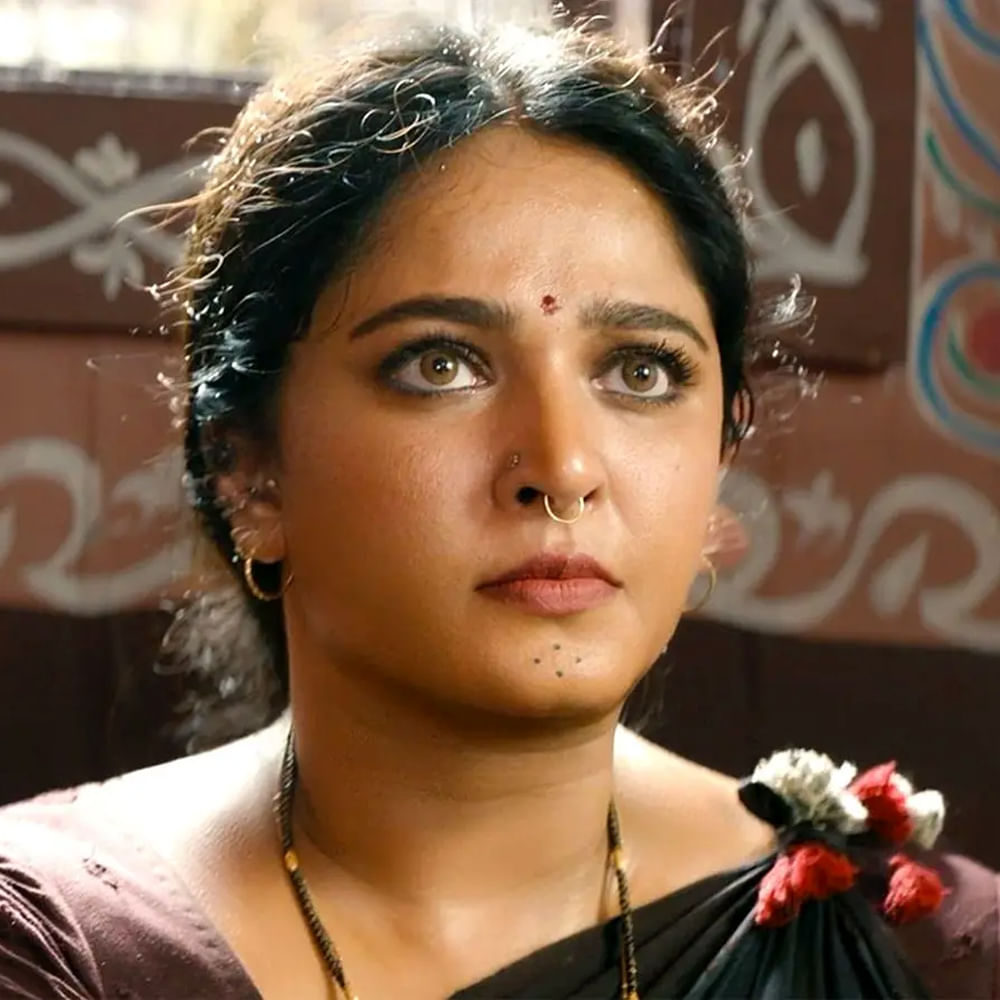 కాగా అనుష్క పెళ్లి గురించి ఇప్పటికే ఫిలిం సర్కిల్స్ లో అనుష్క పెళ్లి గురించి చాలా వార్తలు వచ్చాయి.అయితే అనుష్కకు చాలా లవ్ ప్రపోజల్ వచ్చాయట.. అయితే అనుష్కకు మొదటి లవ్ ప్రపోజల్ ఎప్పుడొచ్చిందో తెలుసా.? అనుష్కకు ఆరో తరగతిలోనే లవ్ ప్రపోజల్స్ వచ్చాయట.. ఈ విషయాన్ని అనుష్క స్వయంగా ఓ ఇంటర్వ్యూలో తెలిపింది.