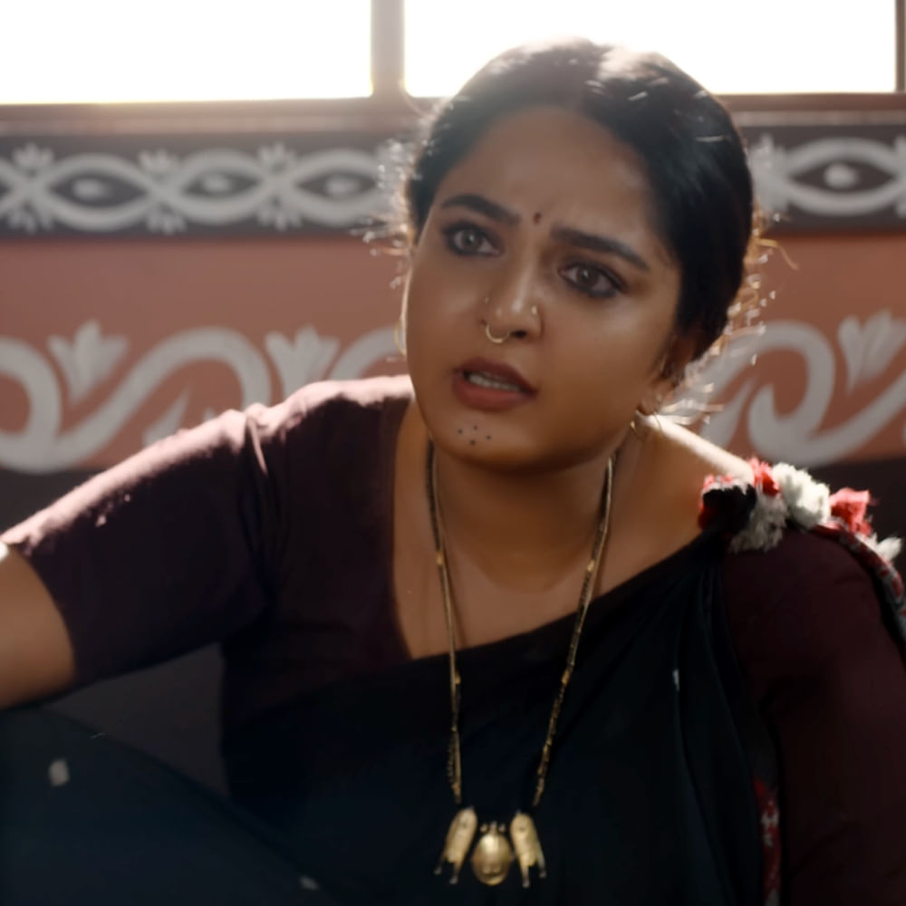 నేను ఆరో తరగతిలో ఉన్నప్పుడు ఓ అబ్బాయి వచ్చి నాకు లవ్ ప్రపోజ్ చేశాడు. నా దగ్గరకు వచ్చి ఐ లవ్ యూ అని చెప్పాడు.. నువ్వంటే నాకు చాలా ఇష్టం అని చెప్పాడు. అప్పుడు నాకు ఐలవ్యూ అంటే అర్ధం కూడా తెలియదు.. అతను ప్రపోజ్ చేయగానే ఓకే అని చెప్పేశా.. అది నా జీవితంలో ఓ అందమైన జ్ఞాపకంగా మిగిలిపోయింది అని తెలిపింది అనుష్క.