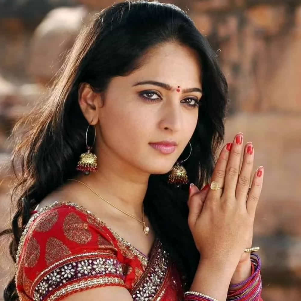 ఇతర ముఖ్యమైన చిత్రాలు రుద్రమదేవి (2015), సైజ్ జీరో (2015), భాగమతి (2018) వంటివి ఉన్నాయి. అనుష్క సినిమా రంగంలోకి రాకముందు యోగా టీచర్గా చేసింది. ప్రముఖ యోగా గురువు భరత్ ఠాకూర్ వద్ద ఆమె యోగా నేర్చుకుంది. ఇదిలా ఉంటే అనుష్క వయసు 40ఏళ్ళు దాటినా కూడా పెళ్లి పేరు ఎత్తకుండా సింగిల్ గా ఉంటుంది ఈ చిన్నది.