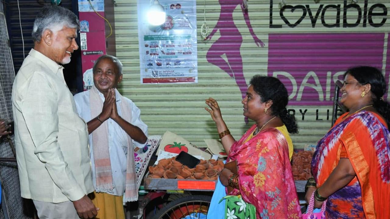 చింతజపూడి దుర్గారావు అనే వీధి వ్యాపారితో సీఎం చంద్రబాబు మాట్లాడారు. తాను ప్రమిదలు, జ్యూట్ బ్యాగులు విక్రయిస్తానని ఆయన వివరించారు. ఆయనకున్న సమస్యలను గురించి సీఎం అడిగి తెలుసుకున్నారు. ప్రభుత్వం తరుఫున అందుతున్న సంక్షేమ పథకాలను వివరించారు.