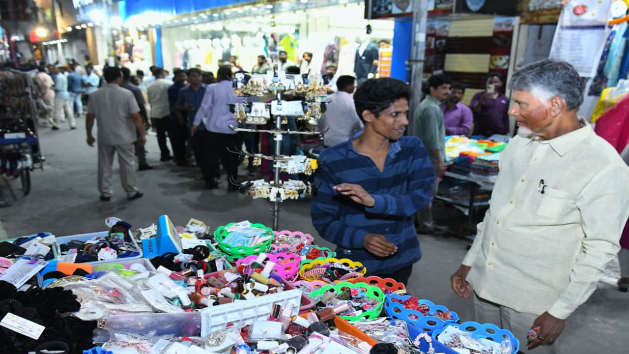 మరో వీధి వ్యాపారి యక్కలి బాలకృష్ణతో మాట్లాడారు. చదలవాడ వెంకటకృష్ణారావు అనే చెప్పుల షాపు యజమానితో మాట్లాడారు. వ్యాపారం నడుస్తున్న తీరు, చెప్పులపై జీఎస్టీ ఏ మేరకు తగ్గింది, విక్రయాలను గురించి అడిగి తెలుసుకున్నారు.