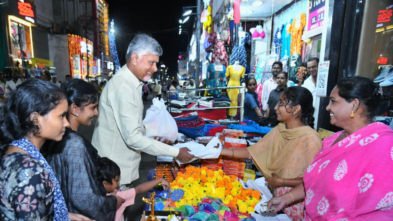 బట్టల షాపునకు వెళ్లి అందులో సేల్స్ గర్ల్గా పనిచేస్తోన్న గొడవర్తి లక్ష్మీ అనే మహిళతో ముఖ్యమంత్రి ముచ్చటించారు. అనంతరం కిరాణా షాపు వద్దకు వెళ్లి నిర్వాహకుడు బొడ్డు శ్రీనివాస్తో చంద్రబాబు మాట్లాడారు. నిత్యావసర వస్తువుల జీఎస్టీ తగ్గింపు ఎంత వరకు ఉందని, గతానికి ఇప్పటికీ ధరల వ్యత్యాసం గురించి అడిగి తెలుసుకున్నారు.