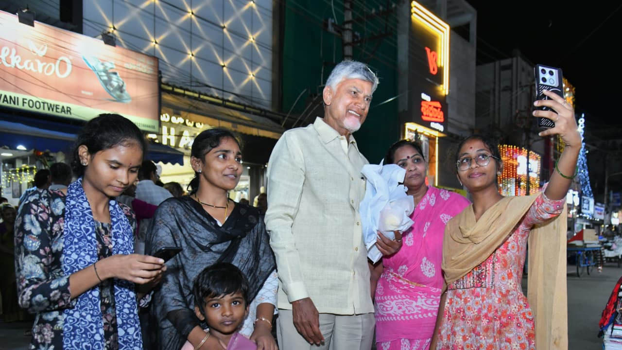 ఎప్పుడు ప్రభుత్వ కార్యక్రమాల్లో బిజీగా ఉండే ముఖ్యమంత్రి చంద్రబాబు జనంలోకి రావడంతో అంతా షాక్ అయ్యారు. బీసెంట్ రోడ్లో సందడి చేసిన ముఖ్యమంత్రి ప్రతి ఒక్కరిని పలకరిస్తూ బాగోగులు అడిగి తెలుసుకున్నారు. వారితో సెల్ఫీలుగా తీసుకున్నారు.