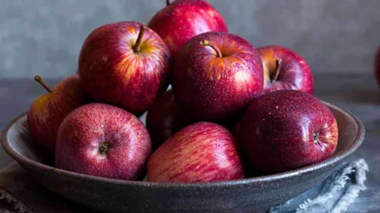 ఆపిల్: అనేక ఆరోగ్య ప్రయోజనాలను కలిగి ఉన్న ఆపిల్లను ఇష్టపడే వ్యక్తులు ఆరోగ్యాన్ని జాగ్రత్తగా చూసుకునే వ్యక్తులు. వారు ఫిట్గా ఉండటానికి ఇష్టపడతారు. వారు క్రమశిక్షణతో కూడిన జీవితాన్ని గడుపుతారు. వారు మనస్సు మరియు శరీరం రెండింటినీ ఆరోగ్యంగా ఉంచడానికి ఇష్టపడతారు. వారు అందరితో స్వేచ్ఛగా మాట్లాడే బహిర్ముఖులు.