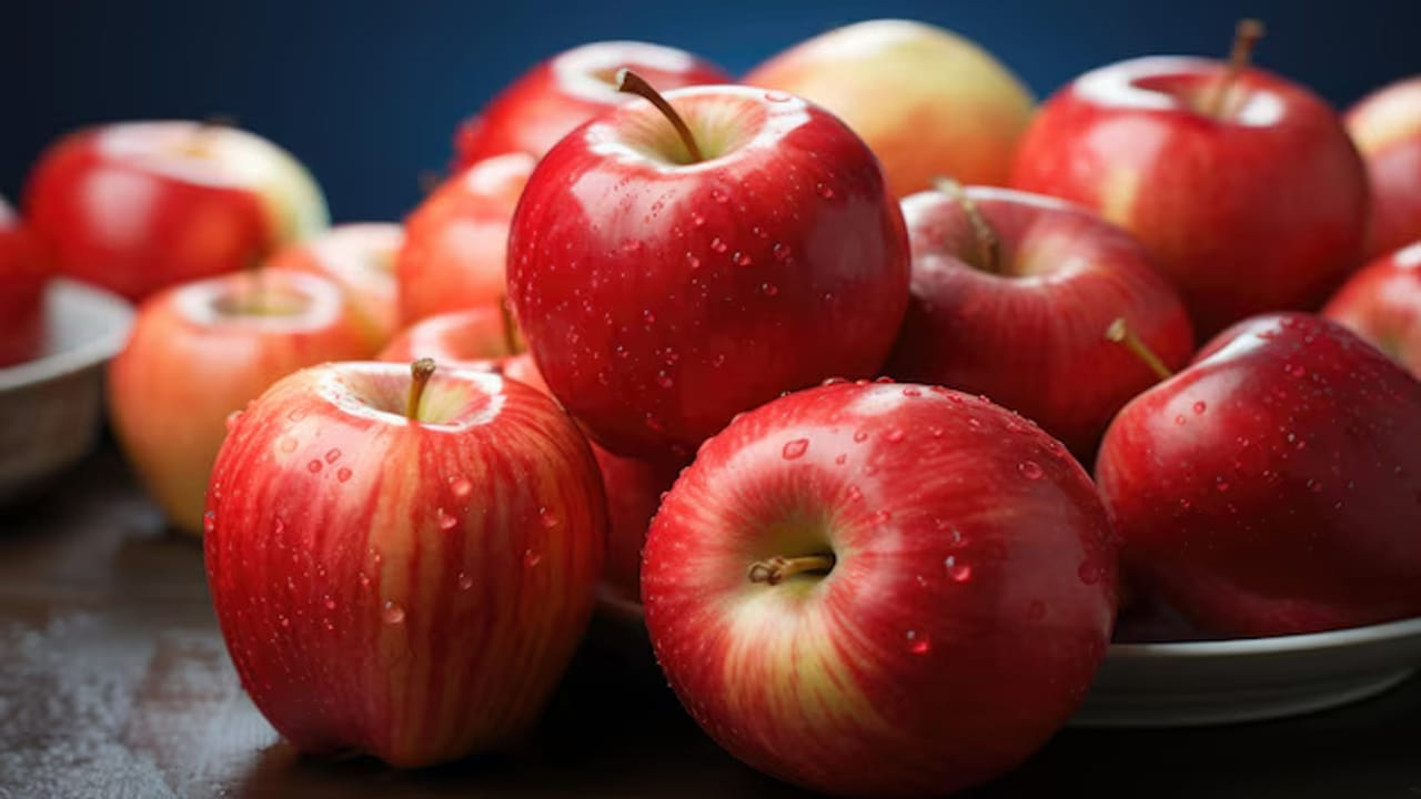 ఆపిల్ ఆరోగ్యానికి ఎంతో మంచిది. ప్రతిరోజూ ఒక ఆపిల్ తింటే డాక్టర్ దగ్గరకు వెళ్లాల్సిన అవసరం లేదని నిపుణులు చెబుతుంటారు. అందుకే డైటీషియన్లు, వైద్యులు కూడా ఆపిల్ తినమని సలహా ఇస్తారు. అయితే కొందరు అధికా లాభాలకు కక్కుర్తిపడి ఆపిల్స్‌ను రసాయనాలను ఉపయోగించి ఉత్పత్తి చేస్తుంటారు. అందువల్ల, సహజంగా పండించిన ఆపిల్స్‌ను గుర్తించడం చాలా కష్టమవుతుంది.