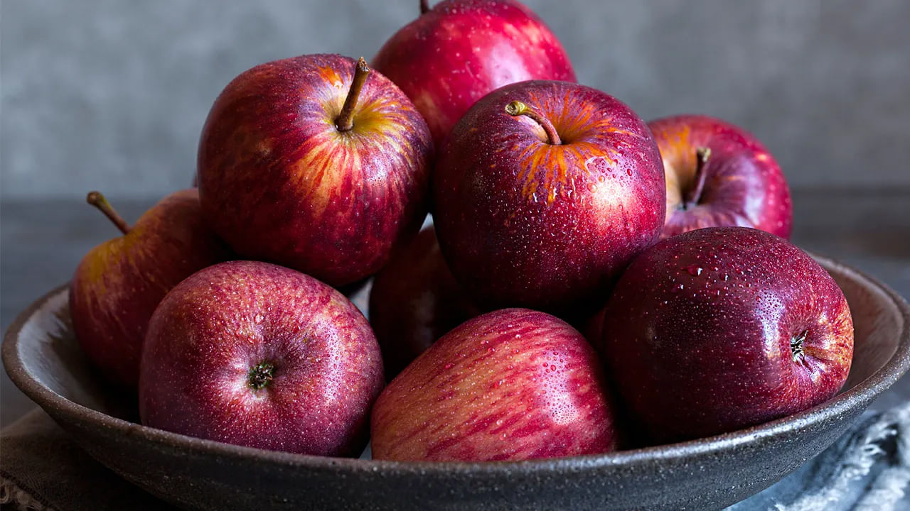 ఆపిల్స్: ఆపిల్స్ లో ఫైబర్ పుష్కలంగా ఉంటుంది, ఇది ఆకలిని నియంత్రించడంలో సహాయపడుతుంది. 100 గ్రాముల ఆపిల్ లో దాదాపు 52 గ్రాముల కేలరీలు ఉంటాయి. అందువల్ల, ఇది ఆకలిని నియంత్రిస్తుంది అలాగే రోజంతా మీకు అవసరమైన శక్తిని అందిస్తుంది.