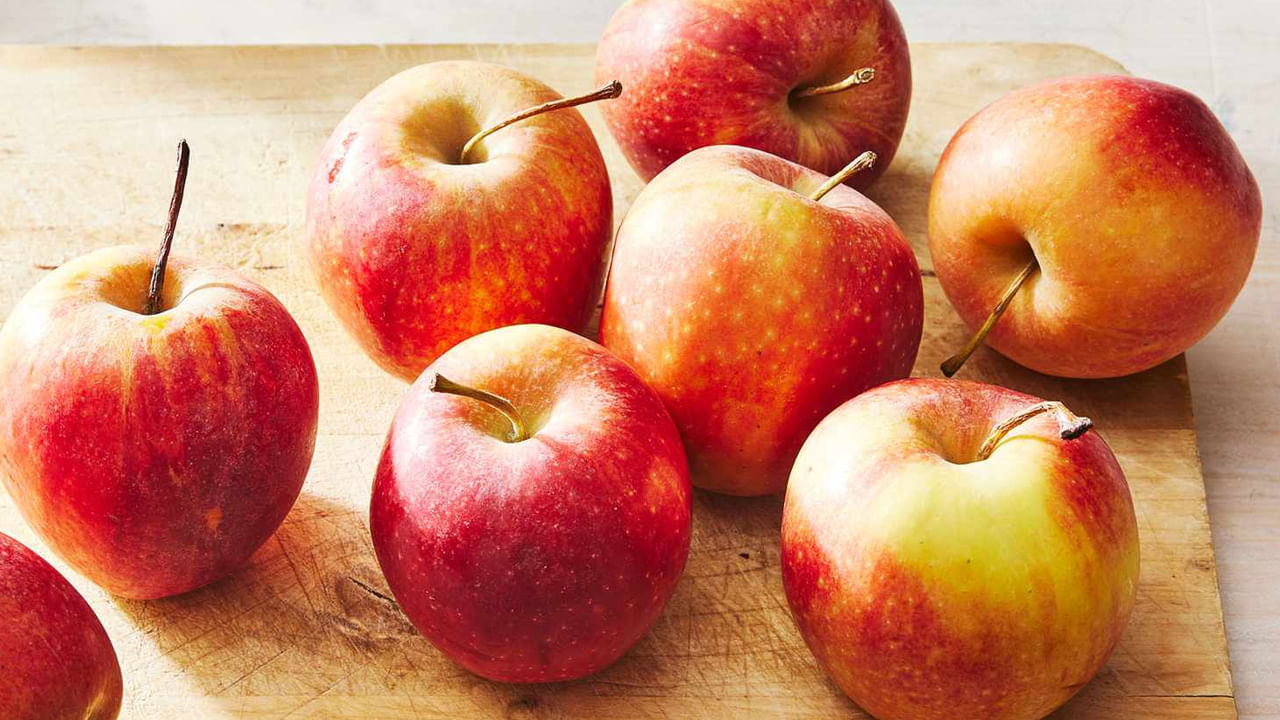 ఆపిల్స్: గుండె ఆరోగ్యానికి ఆపిల్స్ కూడా మంచి ఎంపిక  వీటిలో పెక్టిన్ అనే ఫైబర్ ఉంటుంది, ఇది చెడు కొలెస్ట్రాల్ ను నియంత్రిస్తుంది. రోజుకు ఒక ఆపిల్ తినడం వల్ల గుండె ఆరోగ్యం మెరుగుపడుతుంది. ఇందులో ధమనులను బలోపేతం చేసే యాంటీఆక్సిడెంట్లు ఉంటాయి. కాబట్టి ఆపిల్స్ ను ఎల్లప్పుడూ తొక్కతో పాటు తినాలి.  