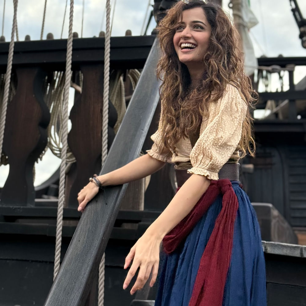 అయితే సినిమాల్లో పద్దతిగా కనిపించిన ఈ అమ్మడు.. ఇప్పుడు సోషల్ మీడియాలో మాత్రం అందాలతో గత్తరలేపుతోంది. గ్లామర్ లుక్ ఫోటోస్ షేర్ చేస్తూ ఫాలోయింగ్ పెంచుకుంటుంది. తాజాగా ఈ అమ్మడు షేర్ చేసిన పిక్స్ ఆకట్టుకుంటున్నాయి. ఈ ఫోటోలకు నెటిజన్స్ ఆసక్తికర కామెంట్స్ చేస్తున్నారు.