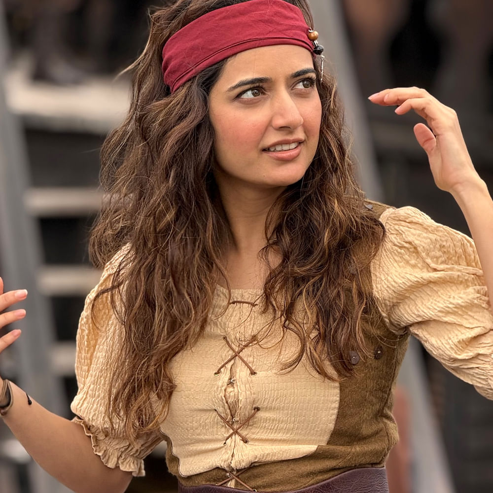 స్లో అండ్ స్టడీగా సినిమాలు చేస్తూ మెప్పిస్తుంది ఈ బ్యూటీ. అందరిలా యంగ్ హీరోల పక్కనే కాదు.. సీనియర్ హీరోల సరసన కూడా నటిస్తుంది. నాగార్జున నటించిన నా సామీ రంగ సినిమాలో నటించింది. ఈ సినిమాలో తన నటనతో ఆకట్టుకుంది ఈ వయ్యారి భామ.