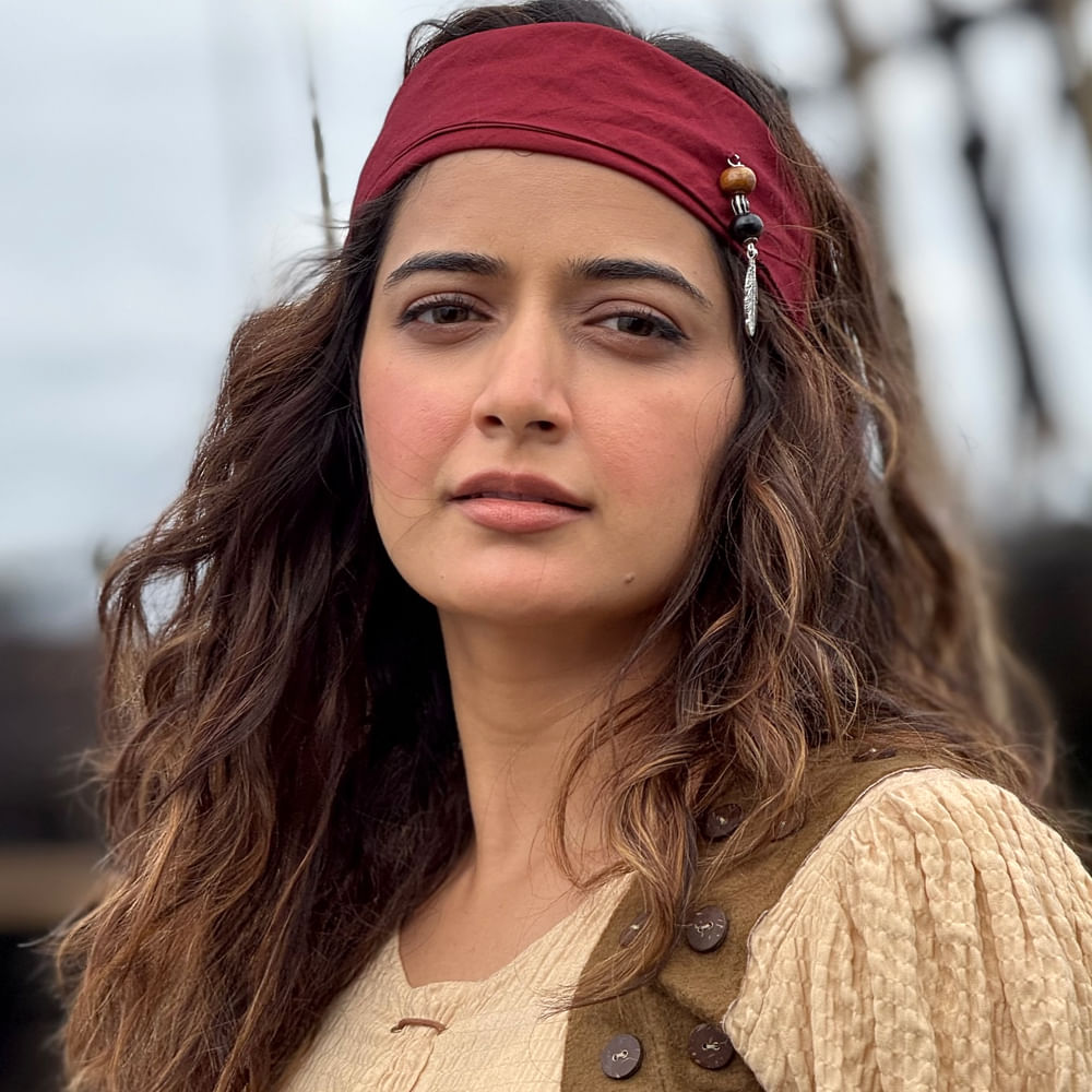 క్రేజీ బాయ్ సినిమాతో సినీరంగంలోకి ఎంట్రీ ఇచ్చింది. మొదటి సినిమాకే ఉత్తమ నటిగా సైమా అవార్డ్ అందుకుంది. కన్నడలో వరుస ఆఫర్స్ అందుకుని స్టార్ స్టేటస్ అందుకుంది. కానీ తెలుగులోఈ బ్యూటీకి ఆఫర్స్ రావడం లేదు. ప్రస్తుతం మెగాస్టార్ విశ్వంభర సినిమాలో నటిస్తుంది ఈ చిన్నది.