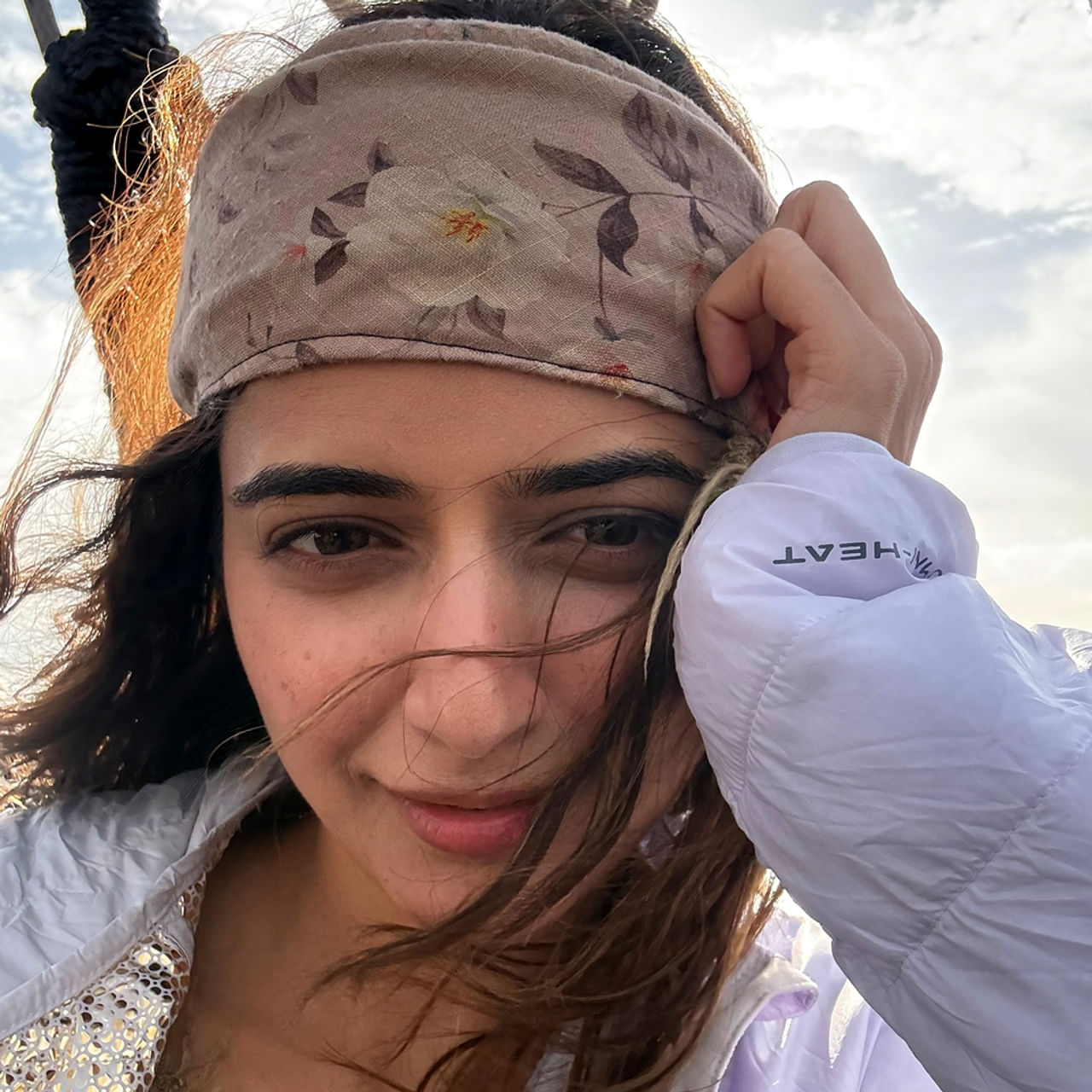 ఆషికా రంగనాథ్.. తెలుగు ప్రేక్షకులకు సుపరిచితమైన హీరోయిన్. చేసింది తక్కువ సినిమాలే అయినా అందం, అభినయంతో కట్టిపడేసింది. అలాగే ఈ అమ్మడి నటనకు మంచి మార్కులు పడ్డాయి. నటించిన రెండు చిత్రాలు మంచి విజయాన్ని అందుకున్నప్పటికీ ఆఫర్స్ రావడం లేదు.