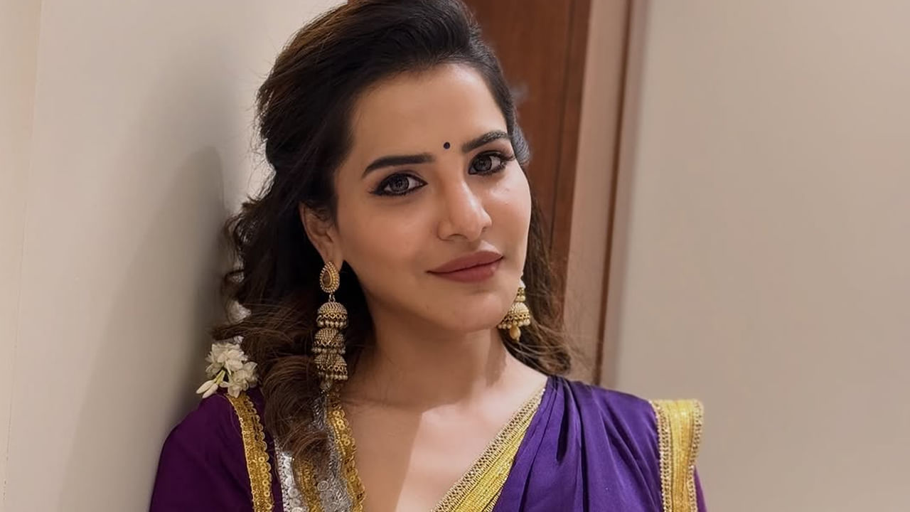 ఇక ఎప్పుడూ సోషల్ మీడియాలో చాలా యాక్టివ్‌గా ఉండే ఈ ముద్దుగుమ్మ తన అంద చందాలతో అందరినీ మాయ చేస్తుంటుంది. తన గ్లామర్‌తో నెట్టింట హల్ చల్ చేస్తుంటుంది. ఎప్పుడూ ట్రెండీ డ్రెస్‌లో కనిపించి సోషల్ మీడియాలో రచ్చ చేసే ఈ బ్యూటీ తాజాగా లంగావోనీలో దర్శనం ఇచ్చింది.