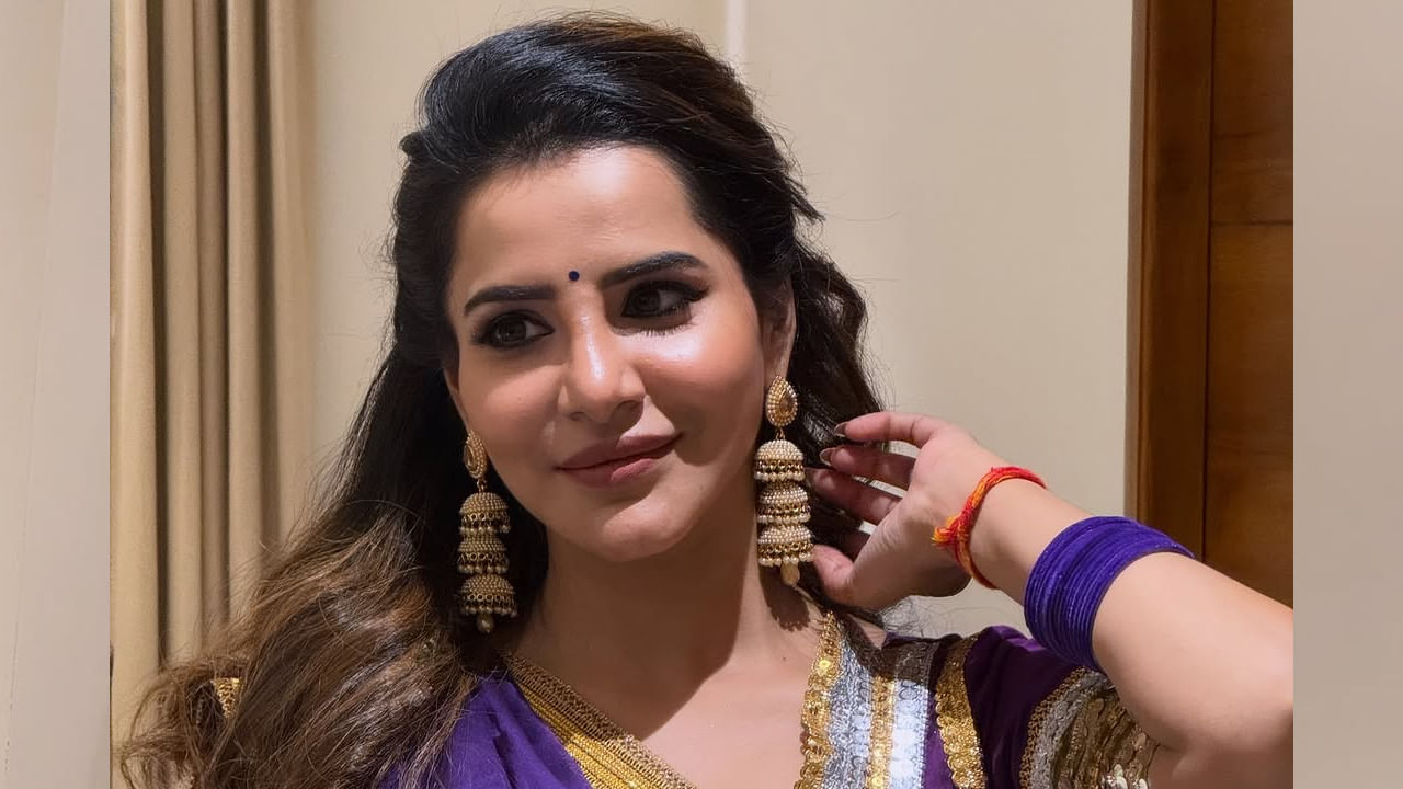 పర్పుల్ కలర్ లంగావోణీ ధరించి, తన అందంతో ప్రతి ఒక్కరినీ ఆకట్టుకుంటుంది. ట్రెడిషనల్ లుక్‌లో తన గ్లామర్ తో చంపేస్తుంది. మరి ఈ ముద్దుగుమ్మ బ్యూటిఫుల్ ఫొటోస్ మీరు కూడా చూసెయ్యండి.