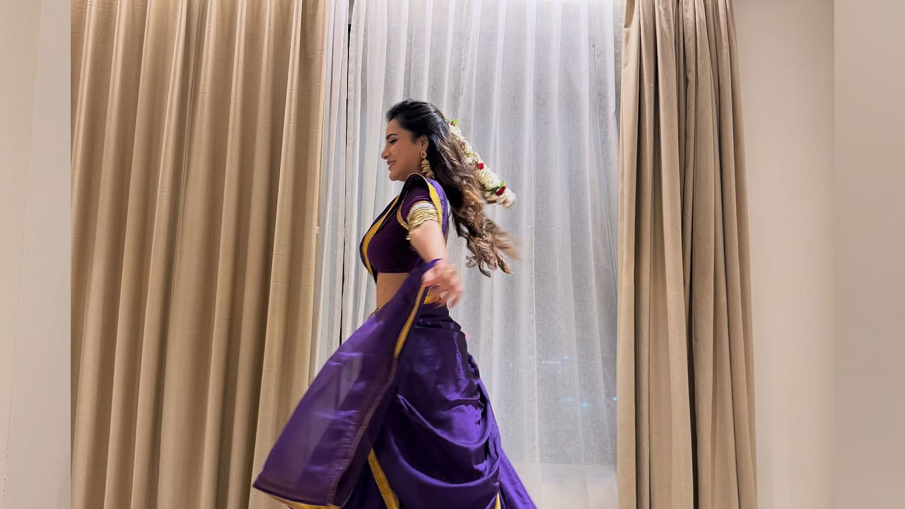 అందాల ముద్దుగుమ్మ అషు రెడ్డి గురించి ప్రత్యేకంగా చెప్పాల్సిన పని లేదు. అందం, అభినయం ఈ ముద్దుగుమ్మ సొంతం. ఈ చిన్నది  టిక్ టాక్,   రీల్స్ చేసి,  జూనియర్ సమంతగా మంచి ఫేమ్ సంపాదించుకుంది. తర్వాత బుల్లితెరపై అడుగు పెట్టి యాంకరింగ్, పలు షోలు చేసి మంచి క్రేజ్ సొంతం చేసుకుంది.