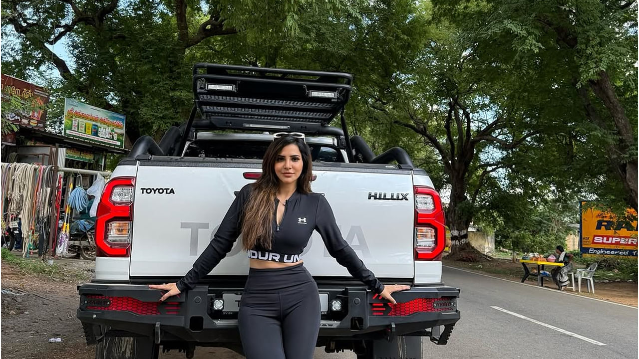 ఓ కార్ దగ్గర నిల్చొని, అల్లరి పనులు చేస్తూ, క్యూట్ ఎక్స్ ప్రెషన్స్‌తో ఫొటోలకు ఫోజులిచ్చింది. ప్రస్తుతం ఈ ఫొటోస్నెటిజన్స్‌ను తెగ ఆకట్టుకుంటున్నాయి. దీంతో ఈ ముద్దుగుమ్మ ఫ్యాన్స్ రోడ్డు పై ఏంటీ నీ అల్లరి పనులు అంటూ కామెంట్స్ చేస్తున్నారు.