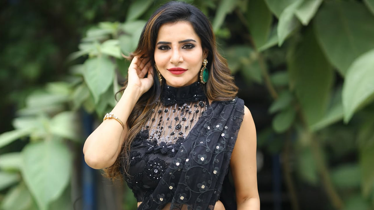 సోషల్ మీడియా ద్వారా మంచి పాపులారిటీ సంపాదించుకున్న వారిలో అషు రెడ్డి ఒకరు. ఈ ముద్దుగుమ్మ గురించి ఎంత చెప్పినా తక్కువే. ఈ బ్యూటీ అందానికి ఎవ్వరైనా ఫిదా అవ్వాల్సిందే, అంతలా తన క్యూట్ నెస్తో అందరి మనసు దోచేసుకుంటుంది.