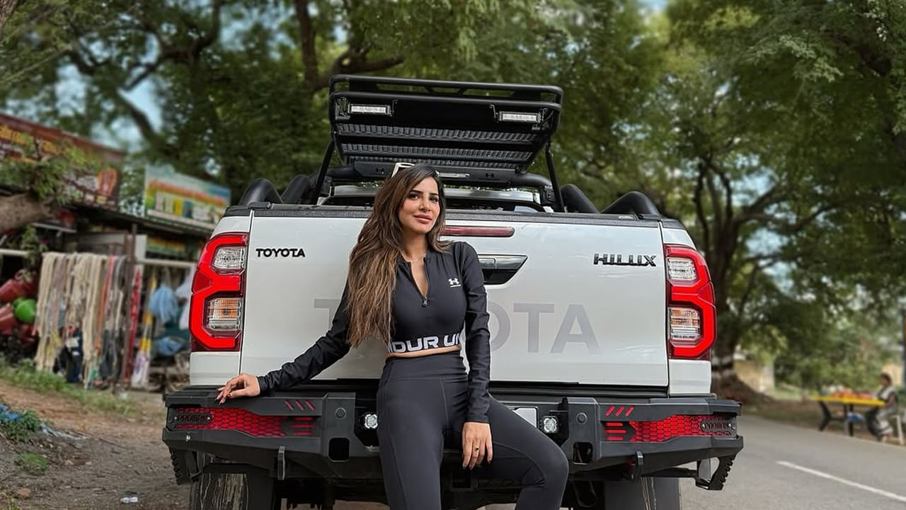 ఇక ఎప్పుడూ సోషల్ మీడియాలో చాలా యాక్టివ్‌గా ఉంటే ఈ ముద్దుగుమ్మ తాజాగా తన ఇన్ స్టాలో క్యూట్ ఫొటోస్ షేర్ చేసింది. ప్రస్తుతం దీనికి సంబంధించిన ఫొటోస్ నెట్టింట తెగ వైరల్ అవుతున్నాయి.