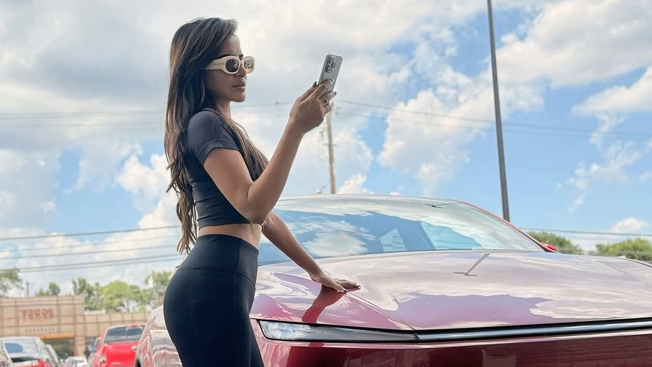 ఇక అమెరికాలో ఉద్యోగం చేస్తూ సెటిల్ అయిపోయిన ఈ చిన్నది తన ఫేవరెట్ హీరో పవన్ కళ్యాణ్ కోసం చిత్రపరిశ్రమలోకి అడుగు పెట్టింది.  తన అందం, అభినయం, చలాకీ తనంతో  అందరినీ ఆకట్టుకొని బుల్లితెరపై సందడి చేస్తుంది.