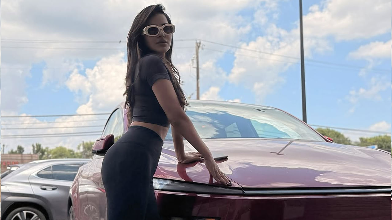 రామ్ గోపాల్ వర్మ ఇంటర్వ్యూతో  ఈ ముద్దుగుమ్మ మంచి క్రేజ్ సంపాదించుకుంది. తర్వాత పలు షోలు,  సినిమాల్లో చిన్న చిన్న రోల్స్ చేస్తూ ప్రతి ఒక్కరినీ ఆకట్టుకుంది. ముఖ్యంగా ఈ ముద్దుగుమ్మ ప్రస్తుతం సుడిగాలి సుధీర్ తో ఫ్యామిలీ స్టార్ షోలో చేస్తుంది. అంతే కాకుండా వెబ్ సీరీస్‌లు కూడా చేస్తూ ఫుల్ బిజీ అయిపోయింది.