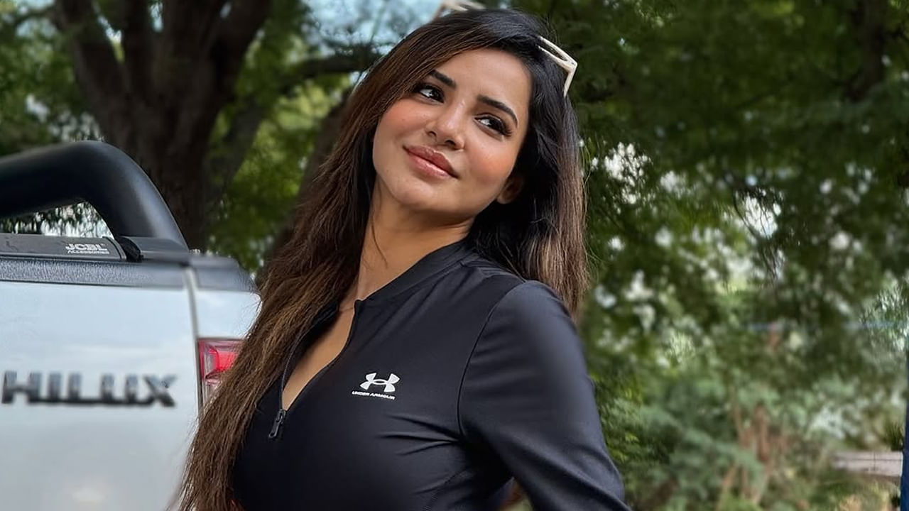 అందాల ముద్దుగుమ్మ అషు రెడ్డి గురించి ఎంత చెప్పినా తక్కువే. ఈ అమ్మడు జూనియర్ సమంతగా మంచి గుర్తింపు తెచ్చుకొని  తెలుగు బిగ్గె స్ట్ రియాల్టీ షో బిగ్ బాస్‌ హౌజ్‌లోకి అడుగు పెట్టింది. అక్కడ తన ఆటతీరుతో అందరినీ  మెప్పించి, మంచి ఫేమ్ సంపాదించుకుంది. 