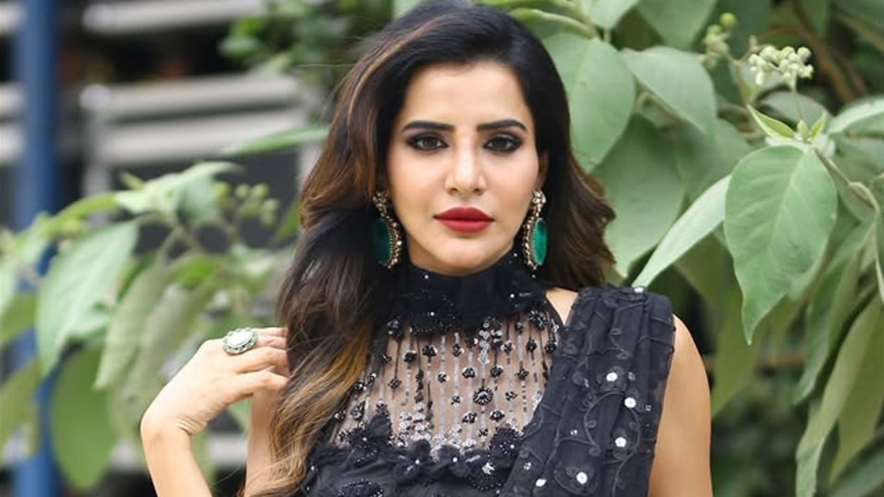 బ్లాక్ కలర్ చీరలో అందంగా ముస్తాబై, తన క్యూట్ నెస్తో చంపేస్తుంది. ప్రస్తుతం దీనికి సంబంధించిన ఫొటోస్ నెట్టింట తెగ వైరల్ అవుతున్నాయి. మరి మీరు కూడా ఆ క్యూట్ ఫొటోస్ పై ఓ లుక్ వేయండి.