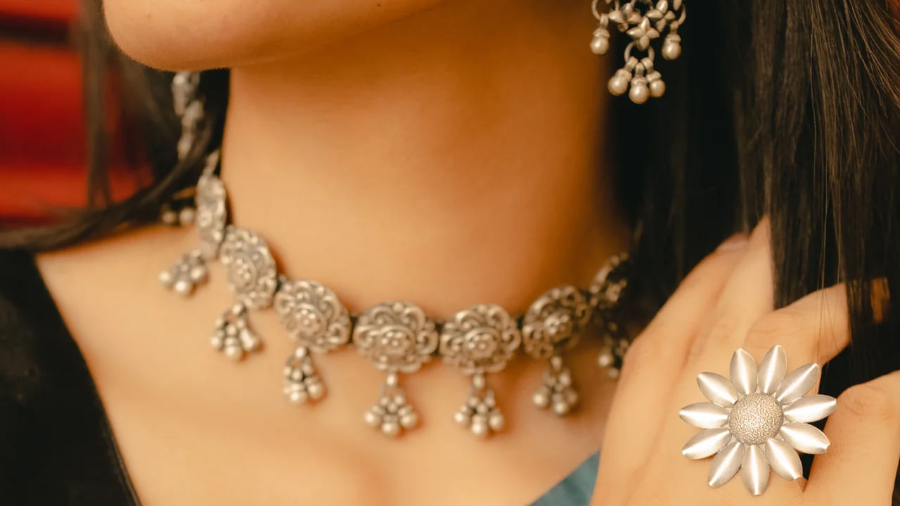 వెండిని ఎవరు ధరించకూడదంటే.. జ్యోతిషశాస్త్రం ప్రకారం మేషం, ధనుస్సు, సింహ రాశుల వారు వెండి వస్తువులను ధరించకూడదు. ఈ మూడు రాశులు అగ్ని రాశులకు చెందినవి. వెండిని పాలించే గ్రహం చంద్రుడికి నీటితో సంబంధం ఉంది. కనుక అగ్ని, నీరు ఈ రెండూ వ్యతిరేక అంశాలు అని.. వీటిని కలపడం వల్ల హాని కలుగుతుందని జ్యోతిషశాస్త్రం సూచిస్తుంది. వెండి వస్తువులను ధరించడం వల్ల ఈ రాశుల వారు ఎదుర్కొనే నష్టాలు ఏమిటంటే.. 
