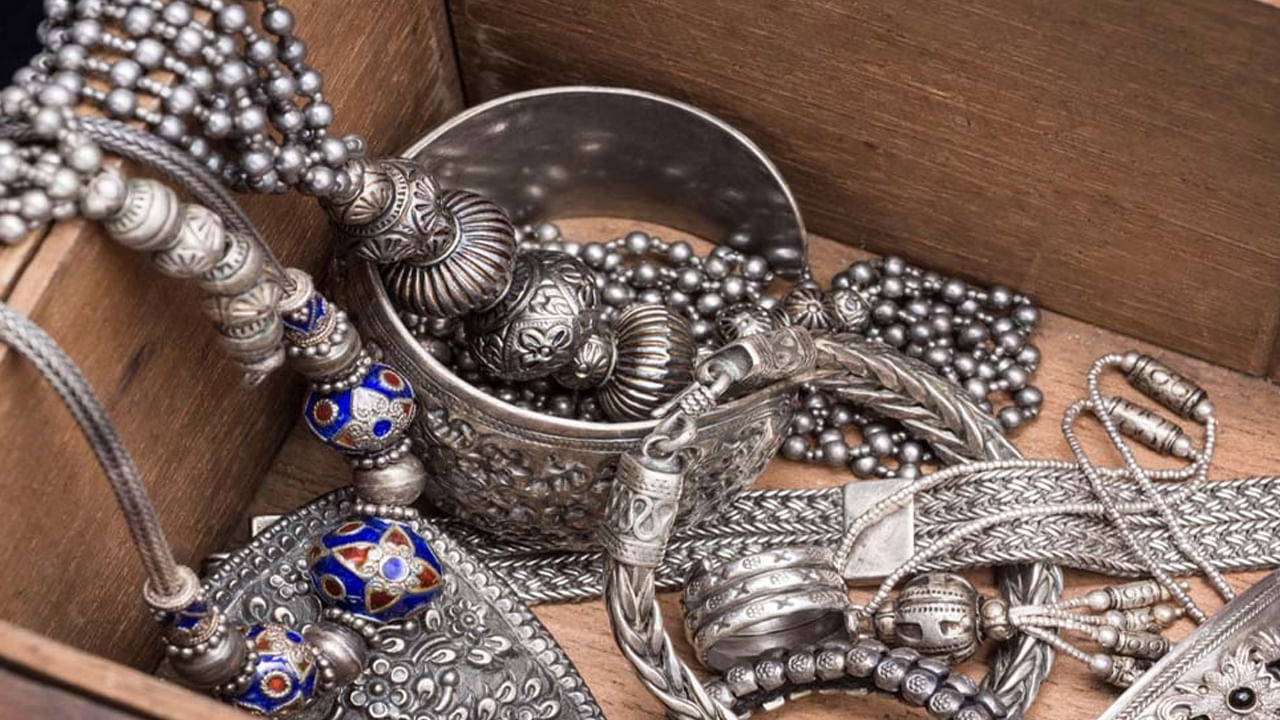 జ్యోతిషశాస్త్రం ప్రకారం లోహాలు ఏదో ఒక గ్రహం ద్వారా ప్రభావితమవుతాయి. ఇనుమును శని గ్రహం లోహంగా,  బంగారాన్ని బృహస్పతి లోహంగా పరిగణించినట్లే.. చంద్రుడు వెండిని పాలిస్తాడు. అంతేకాదు చంద్రుడు నీటితో సంబంధం కలిగి ఉంటాడు. చంద్రుడు చల్లదనం, చంచలతకు కారకం. రాశులు మొత్తం 12 ఉన్నాయి. వీటిలో కొన్ని అగ్ని మూలకాలు, కొన్ని నీటి మూలకాలు, కొన్ని భూమి మూలకాలుగా పరిగణించబడతాయి.  మరికొన్ని గాలి మూలకాలుగా పరిగణించబడతాయి. కనుక మూడు రాశులకు చెందిన వ్యక్తులు వెండి ఆభరణాలను ధరించకూడదని జ్యోతిష్య శాస్త్రం పేర్కొంది. ఈ మూడు రాశుల వ్యక్తులు వెండి వస్తువులను ధరిస్తే..అనేక సమస్యలను ఎదుర్కోవలసి ఉంటుంది. ఏ రాశుల వారు వెండిని  ఎందుకు ధరించకూడదు? కలిగే నష్టాలు ఏమిటి తెలుసుకుందాం.. 
