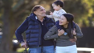 Viral Video: ప్రమాదకర రక్తపింజర.. రోడ్డుపై మొబైల్‌‌లో పాట వస్తుంటే ఏం చేసిందంటే..?