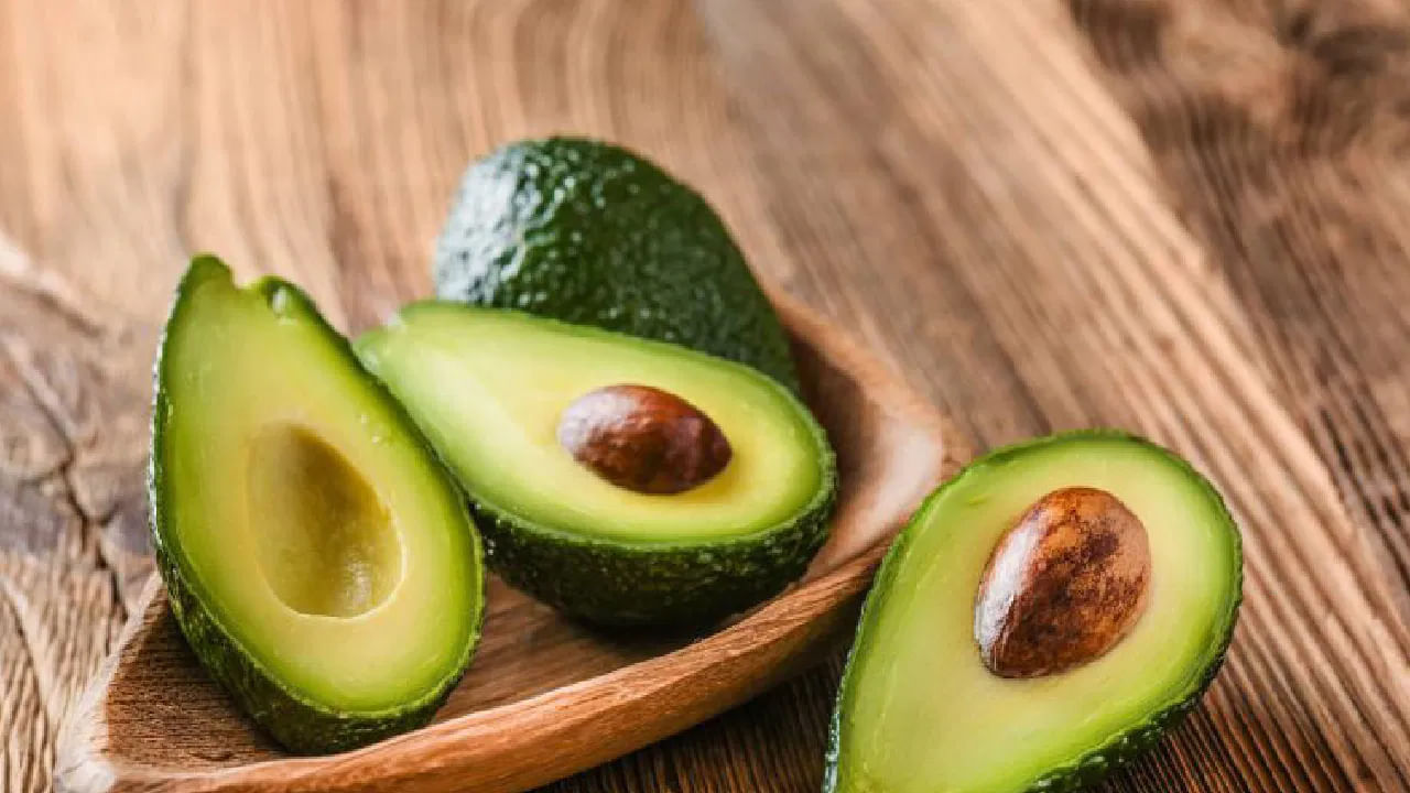 అవకాడో: అవకాడోలు ఆరోగ్యకరమైన కొవ్వులకు గొప్ప మూలం. అయినప్పటికీ వీటిని తినే విషయంలో శీతాకాలంలో కొంత జాగ్రత్త అవసరం. అవకాడోలో ఉండే హిస్టామిన్ కంటెంట్ కొంతమందిలో అలెర్జీ, దగ్గు సమస్యలను పెంచవచ్చు. ఇది ఛాతీ పట్టేయడం, ఇన్ఫెక్షన్లకు కూడా దారితీయవచ్చు. అందుకే చలికాలంలో వీటిని తక్కువగా తీసుకోవడం మంచిది.