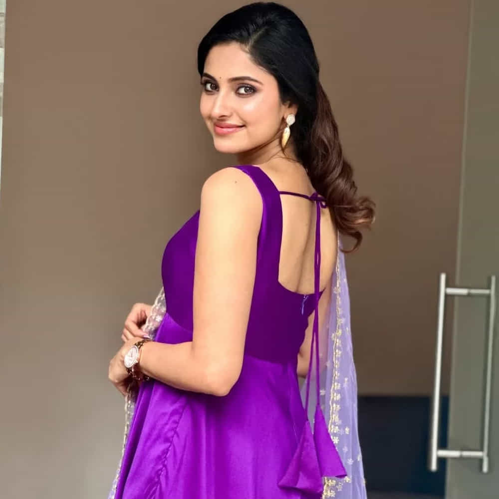 బిగ్‌బాస్‌ సీజన్ 9లోకి వైల్డ్ కార్డ్ ఎంట్రీ ఇస్తుంది ఆయేషా జీనత్. ఇప్పటికే ఆమె తమిళ బిగ్‌బాస్‌ షోలో పాల్గొంది. అక్కడ తన ఆట తీరుతో కంటెస్టెంట్లకే చుక్కలు చూపించింది. తప్పును నిలదీస్తూ.. స్ట్రాంగ్ కంటెస్టెంట్ గా దూసుకుపోతుంది. ఈ బ్యూటీని ఎదుర్కొవడం అంత ఈజీ కాదు.