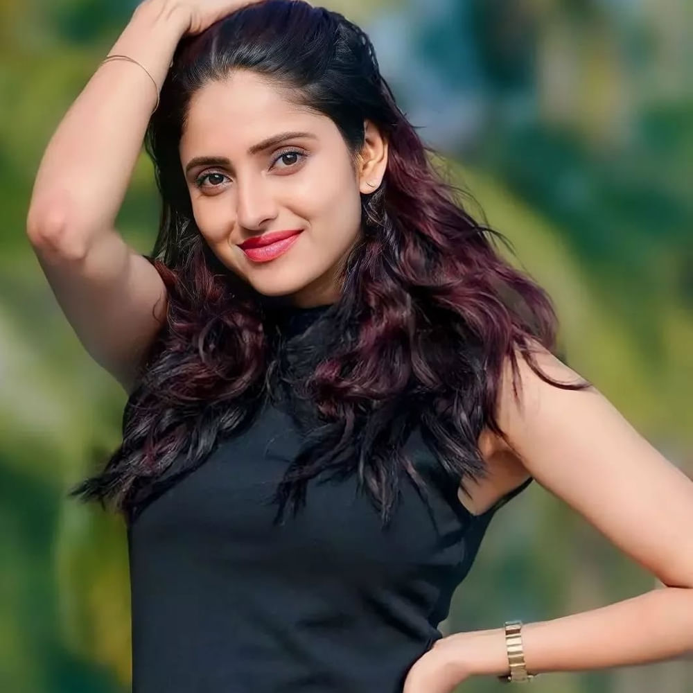 గ్లామర్ తోపాటు గేమ్స్, డిస్కషన్స్.. ఇలా అన్ని అంశాల్లోనూ అదరగొట్టేస్తుందట. ఈ బ్యూటీతో ఆట అంటే ఇక రచ్చే అంటున్నారు నెటిజన్స్. ఆయేషా జీనత్.. తెలుగు ప్రేక్షకులకు సుపరిచితమే. 2017లో తమిళంలో రెడీ స్టడీ పో గేమ్ షో ద్వారా బుల్లితెర ఇండస్ట్రీలోకి ఎంట్రీ ఇచ్చింది. 