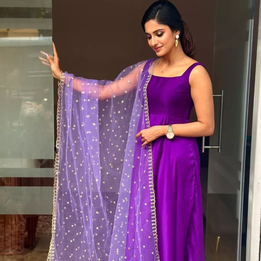 ఆ తర్వాత మాయ అనే సీరియల్ చేసింది. ఉప్పు పులి కారం, తార అనే సినిమాల్లో నటించింది. తెలుగులో సావిత్రమ్మ గారి అబ్బాయి సీరియల్ ద్వారా తెలుగు ప్రేక్షకులకు పరిచయమైంది. ఫస్ట్ సీరియల్ ద్వారా ఫేమస్ అయిన ఆయేషా.. ఆ త్రవాత ఊర్వశివో రాక్షసివో సీరియల్ చేసింది. 