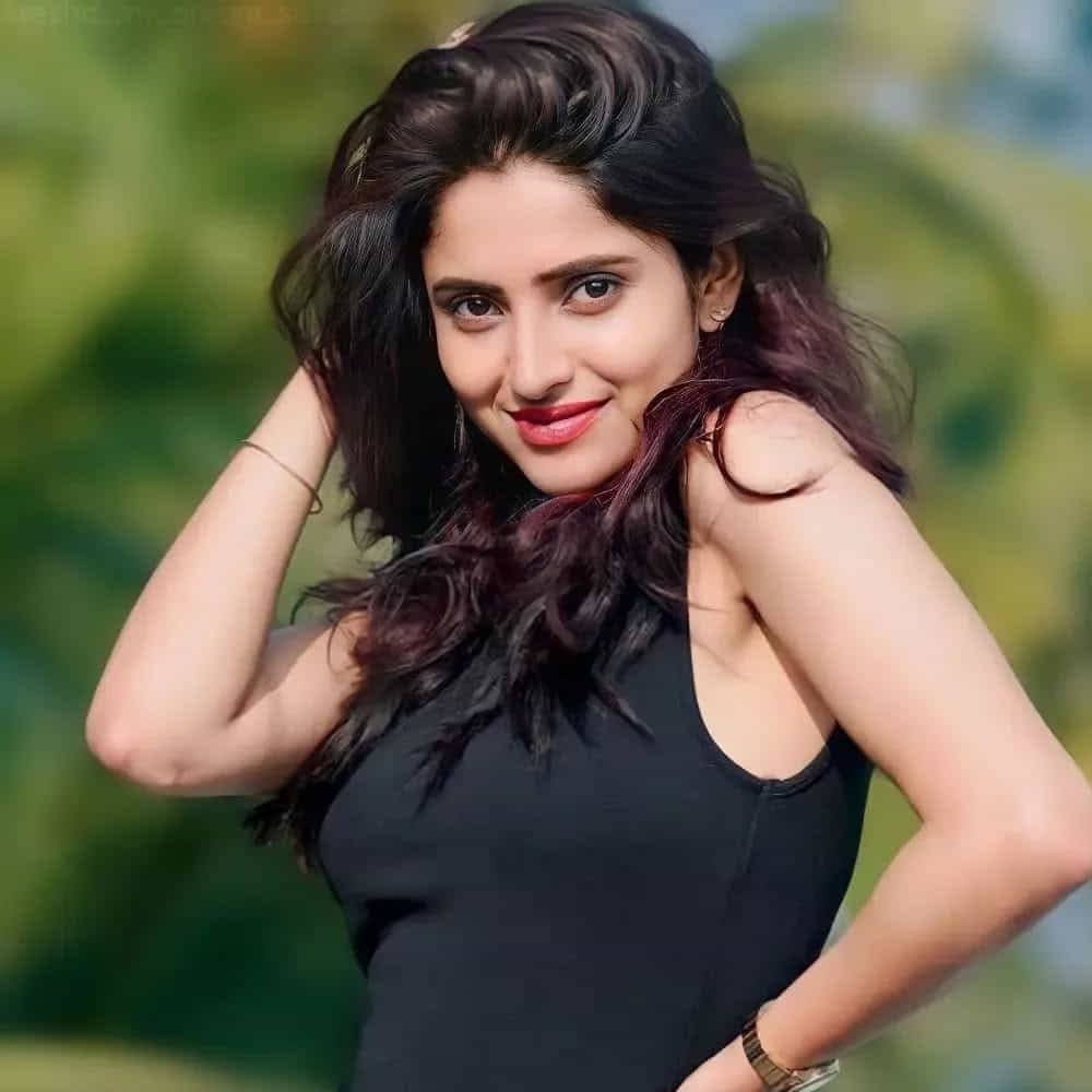 తెలుగులో సీరియల్స్ ద్వారా పాపులర్ అయిన ఆయేషా .. తర్వాత కిర్రాక్ బాయ్స్ ఖిలాడీ గర్ల్స్ అనే కార్యక్రమంలో పాల్గొంది. 2023లో తమిళ బిగ్‌బాస్‌ హౌస్ లోకి అడుగుపెట్టింది. దాదాపు 9 వారాలు వివాదాస్పద వ్యక్తిగా నిలిచింది. 