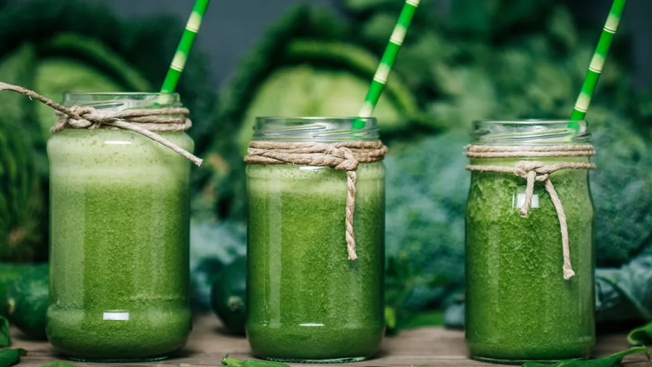 బచ్చలి కూర, నీళ్లు వేసి స్మూతీలా చేసుకోవాలి. ఇది తాగినా హ్యాంగోవర్ త్వరగా తగ్గుతుంది. శరీరానికి బలాన్ని కూడా ఇస్తుంది. హ్యాంగోవర్ నుంచి త్వరగా బయట పడాలంటే ఈ స్మూతీ ఎంతో చక్కగా పని చేస్తుంది. అల్లం టీ తాగినా మంచి రిలాక్స్ లభిస్తుంది.