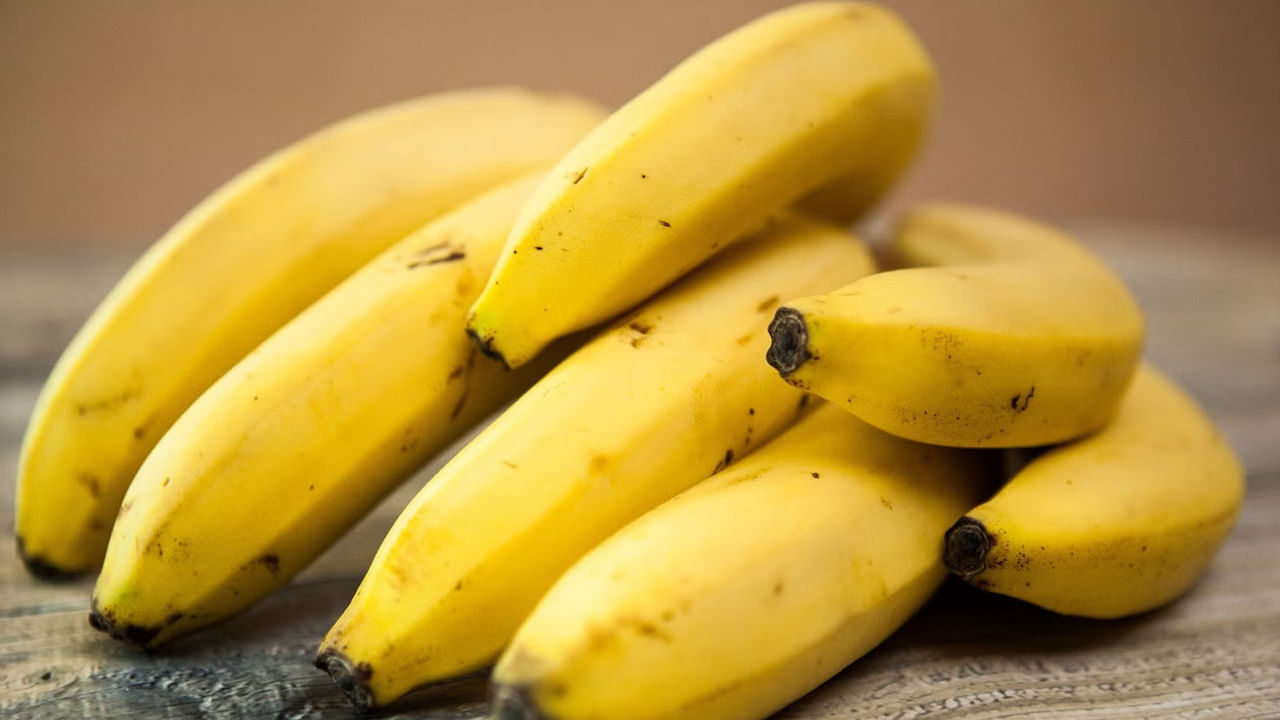 అరటిపండు: అరటిపండ్లను ఇష్టపడే వ్యక్తులు చాలా సున్నితంగా, మధురంగా ఉంటారు. వారు అందరితో స్నేహపూర్వకంగా ఉంటారు. వారు మర్యాదగా ప్రవర్తిస్తారు. వారు దయగలవారు కూడా. అరటిపండ్లను ఇష్టపడే వ్యక్తులు ఆత్మవిశ్వాసం లేకపోవచ్చు, కానీ వారు తమ తప్పులను పునరావృతం చేయకుండా వాటి నుండి నేర్చుకుంటారు.