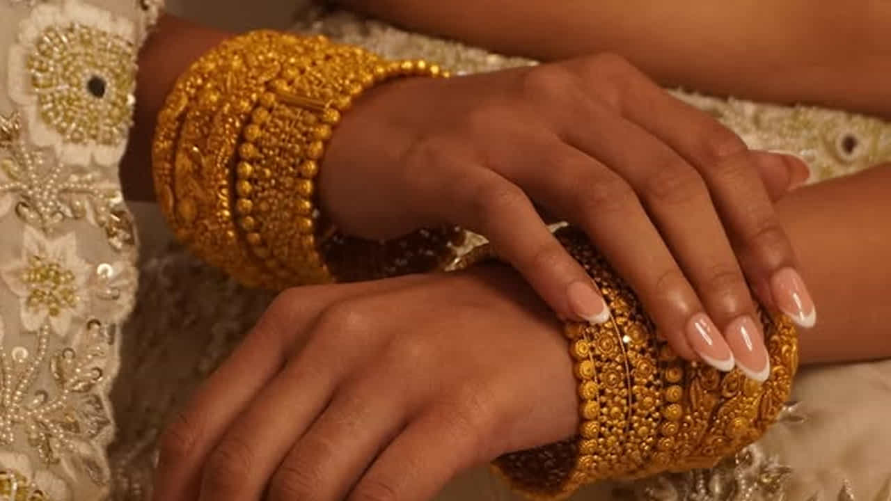 గాజులు ధరించడం వల్ల మహిళలకు ఎక్కువ ప్రయోజనకరంగా ఉంటుందని నిపుణులు అంటున్నారు. గాజులు మహిళలకు సానుకూలతను అందిస్తాయి. గాజులు చుట్టూ ఉన్న సానుకూలతను గ్రహించడంలో సహాయపడతాయి. పరిసరాలలోని ప్రతికూల శక్తులను కూడా శుద్ధి చేస్తాయి.