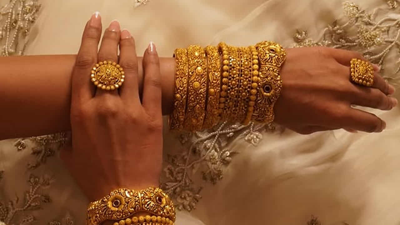 గాజులు ఒక ఫ్యాషన్ ఉపకరణం. జ్యోతిషశాస్త్రం ప్రకారం విలాసం, అందానికి మూలమైన గ్రహం శుక్రుడితో ముడిపడి ఉంటాయి. మీ జాతకంలో ఆ గ్రహం బలహీనమైన స్థితిలో ఉంటే మీరు గాజులు ధరించాలి. ఇది గ్రహాన్ని బలోపేతం చేయడానికి మరియు మీరు విలాసవంతమైన జీవితాన్ని గడపడానికి సహాయపడుతుంది.