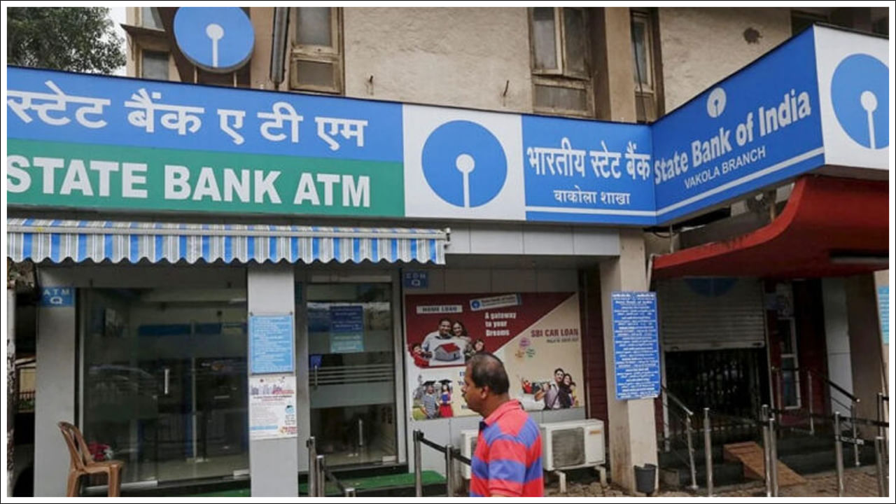 అక్టోబర్ 18: కటి బిహు కారణంగా గౌహతిలో బ్యాంకులకు సెలవు. అక్టోబర్ 20: దీపావళి, నరక్ చతుర్దశి, కాళి పూజ కారణంగా అహ్మదాబాద్, బెంగళూరు, కోల్‌కతా, న్యూఢిల్లీ, లక్నో, చెన్నై సహా 25 ప్రధాన నగరాల్లో బ్యాంకులు మూసి ఉంటాయి. అక్టోబర్ 21: దీపావళి అమావాస్య. తెలుగు రాష్ట్రాల్లో బ్యాంకులకు సెలవు. అలాగే గోవర్ధన్ పూజ కారణంగా బేలాపూర్, భోపాల్, భువనేశ్వర్, గ్యాంగ్‌టక్, ఇంఫాల్, జమ్ము, ముంబై, నాగ్‌పూర్, శ్రీనగర్‌లలో బ్యాంకులు మూసింటాయి. అక్టోబర్ 22: దీపావళి, విక్రమ్ సంవత్ నూతన సంవత్సరం, బలిపాడమి, లక్ష్మీ పూజ కారణంగా అహ్మదాబాద్, బేలాపూర్, బెంగళూరు, డెహ్రాడూన్, గ్యాంగ్‌టక్, జైపూర్, కాన్పూర్, లక్నో, ముంబై, నాగ్‌పూర్, పాట్నాలలో బ్యాంకులకు సెలవు.