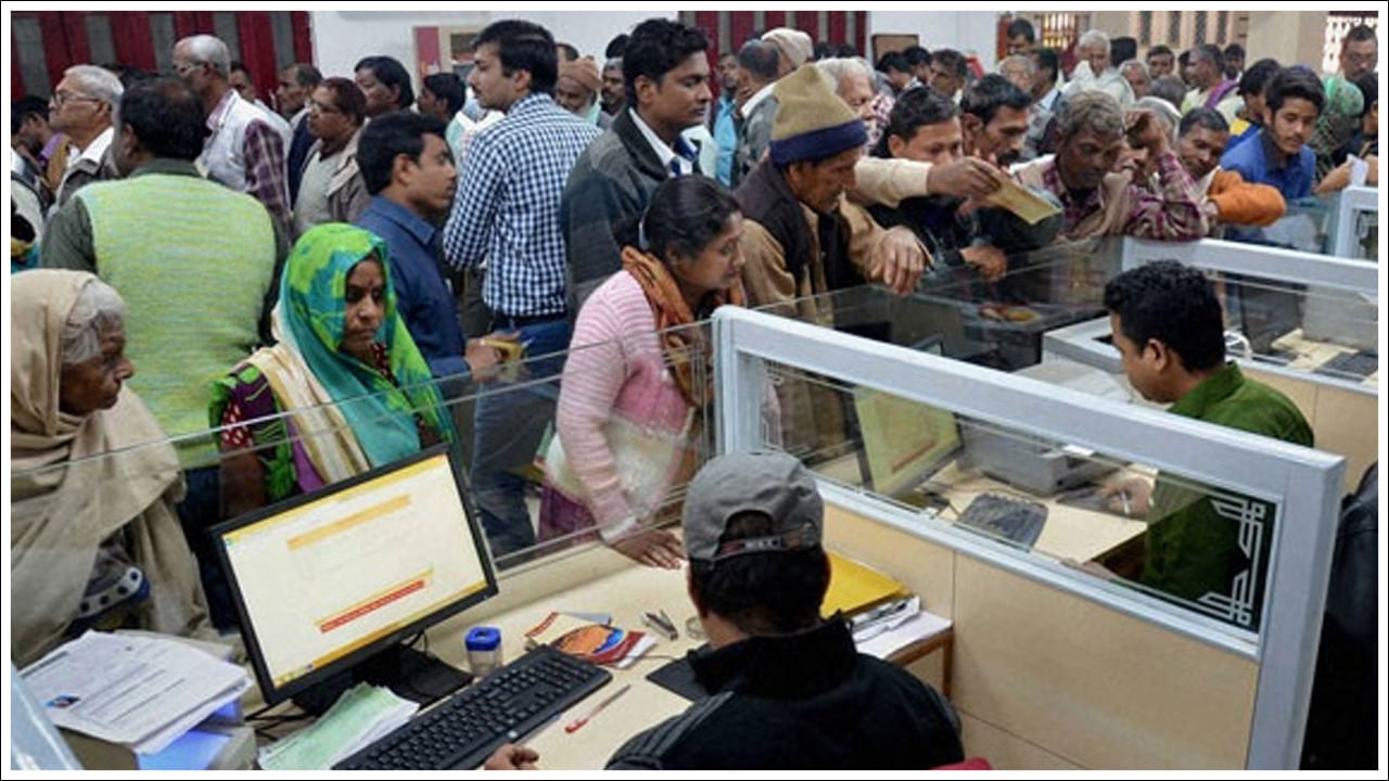 అక్టోబరు 23: అహ్మదాబాద్, గ్యాంగ్‌టక్, ఇంఫాల్, కాన్పూర్, కోల్‌కతా, లక్నో, సిమ్లాలోని బ్యాంకులు భాయ్ దూజ్, భత్రి ద్వితీయ, చిత్రగుప్త జయంతి, లక్ష్మీ పూజల కారణంగా మూసి ఉంటాయి. అక్టోబర్ 27, 28: ఛఠ్ పూజ కారణంగా కోల్‌కతా, పాట్నా, రాంచీలలో బ్యాంకులు మూసి ఉంటాయి. అక్టోబర్ 31: సర్దార్ వల్లభాయ్ పటేల్ పుట్టినరోజున అహ్మదాబాద్‌లోని బ్యాంకులు మూతపడ్డాయి.