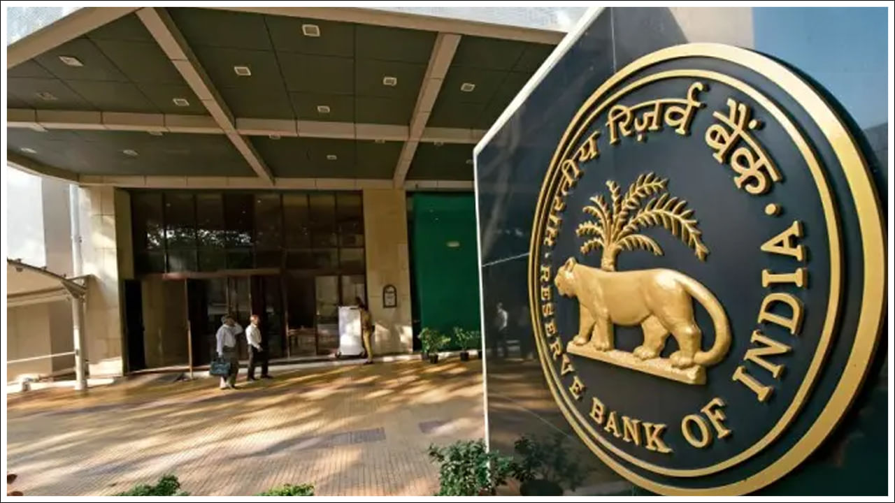 వారాంతపు సెలవులు: దేశవ్యాప్తంగా బ్యాంకులు నెలలో రెండవ, నాల్గవ శనివారాలు (అక్టోబర్ 11, 25), ప్రతి ఆదివారం (అక్టోబర్ 5, 12, 19,26) మూసి ఉంటాయి. ఈ పండుగ, సెలవుల కాలంలో ఈ సమాచారం చాలా ముఖ్యమైనది. దీన్ని దృష్టిలో ఉంచుకుని ప్రజలు తమ బ్యాంకింగ్ లావాదేవీలను ప్లాన్ చేసుకోవచ్చు.