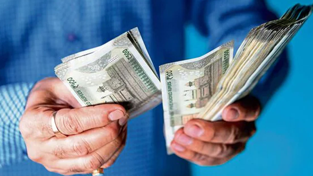  Bank Loan: వాహనం, ఇల్లు లేదా ఇతర వస్తువుల కోసం రుణం తీసుకోవడం ఒక సాధారణ విషయంగా మారింది. రుణం ఇచ్చే ముందు బ్యాంకులు ఆ వ్యక్తి ఆర్థిక చరిత్ర, అతని ఆదాయం, రుణం తిరిగి చెల్లించే సామర్థ్యాన్ని పరిగణనలోకి తీసుకుంటాయి. కానీ రుణగ్రహీత మరణిస్తే రుణాన్ని ఎవరు తిరిగి చెల్లించాలి? రుణంపై వడ్డీని ఎవరు చెల్లించాలి అనే ప్రశ్న చాలా మందికి వస్తుంటుంది. ఈ రుణాన్ని తిరిగి చెల్లించాల్సిన బాధ్యత ఎవరికి ఉంటుంటుంది. దీని గురించి బ్యాంకు నియమాలు ఏం చెబుతున్నాయి?