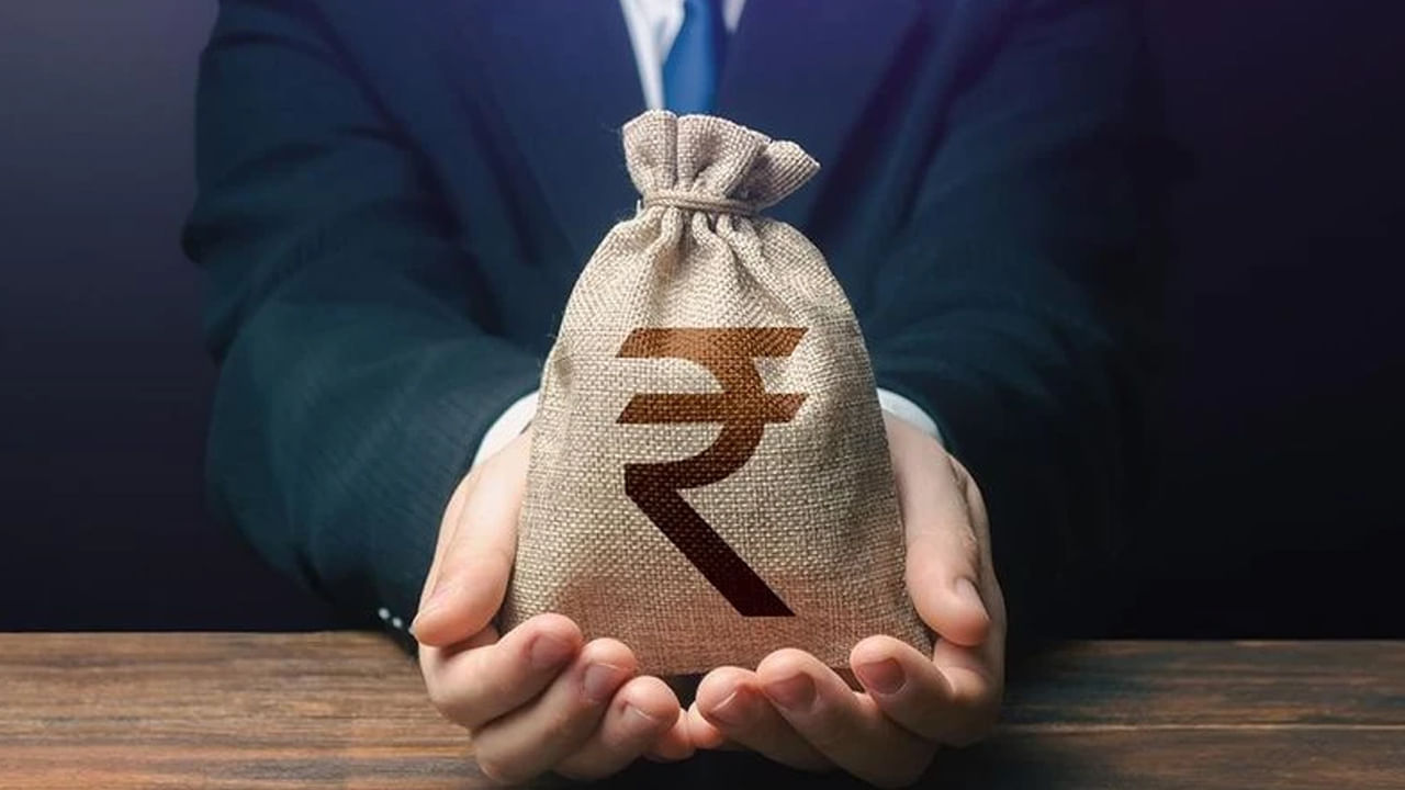  రుణగ్రహీత మరణిస్తే బ్యాంకు ముందుగా సహ-దరఖాస్తుదారుడిని సంప్రదిస్తుంది. గృహ రుణాలు, విద్యా రుణాల కోసం దరఖాస్తులో సహ-దరఖాస్తుదారుడి పేరు ఉంటుంది. తరచుగా దీని కోసం ఉమ్మడి రుణ ఖాతా ఉంటుంది. సహ-రుణగ్రహీత రుణాన్ని తిరిగి చెల్లించలేకపోతే బ్యాంకు హామీదారుని సంప్రదిస్తుంది.