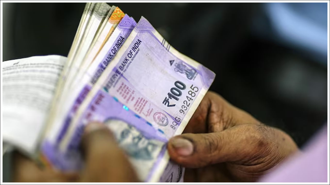 పొదుపు ఖాతాలో నగదు డిపాజిట్ పరిమితి: మీరు పొదుపు ఖాతాలో డబ్బు జమ చేస్తుంటే, మొత్తం ఆర్థిక సంవత్సరంలో (ఏప్రిల్ 1 నుండి మార్చి 31 వరకు) రూ.10 లక్షల కంటే ఎక్కువ నగదు జమ చేస్తే ఆదాయపు పన్ను శాఖ పరిశీలిస్తుంది. అంటే మీరు ఒక సంవత్సరంలో పొదుపు ఖాతాలో (పొదుపు ఖాతా నగదు డిపాజిట్ పరిమితి) రూ.10 లక్షలు లేదా అంతకంటే ఎక్కువ జమ చేస్తే, బ్యాంకు ఈ సమాచారాన్ని పన్ను శాఖతో పంచుకుంటుంది.